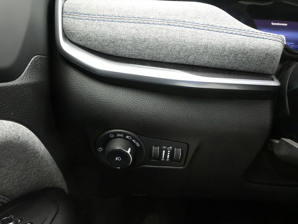 Used 2025 Jeep Compass Latitude image 18