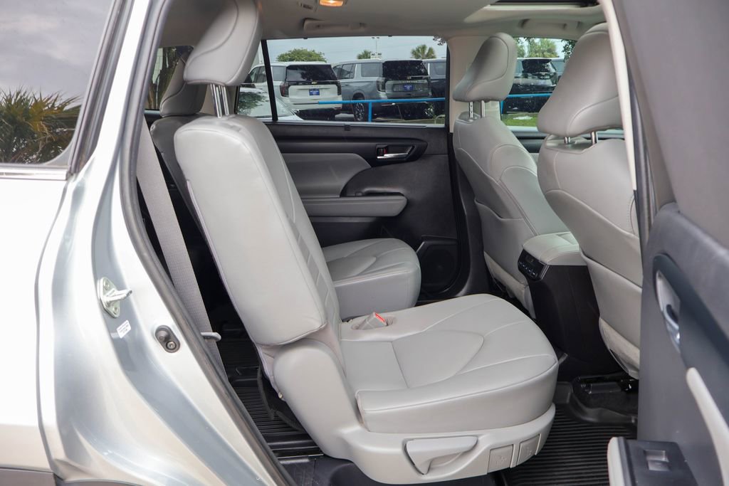 Used 2021 Toyota Highlander XLE FWD image 11