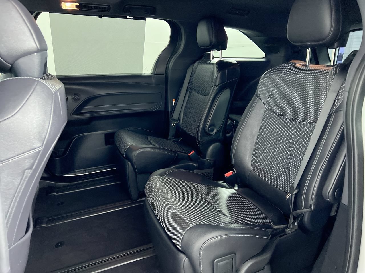 Used 2023 Toyota Sienna XSE FWD image 22