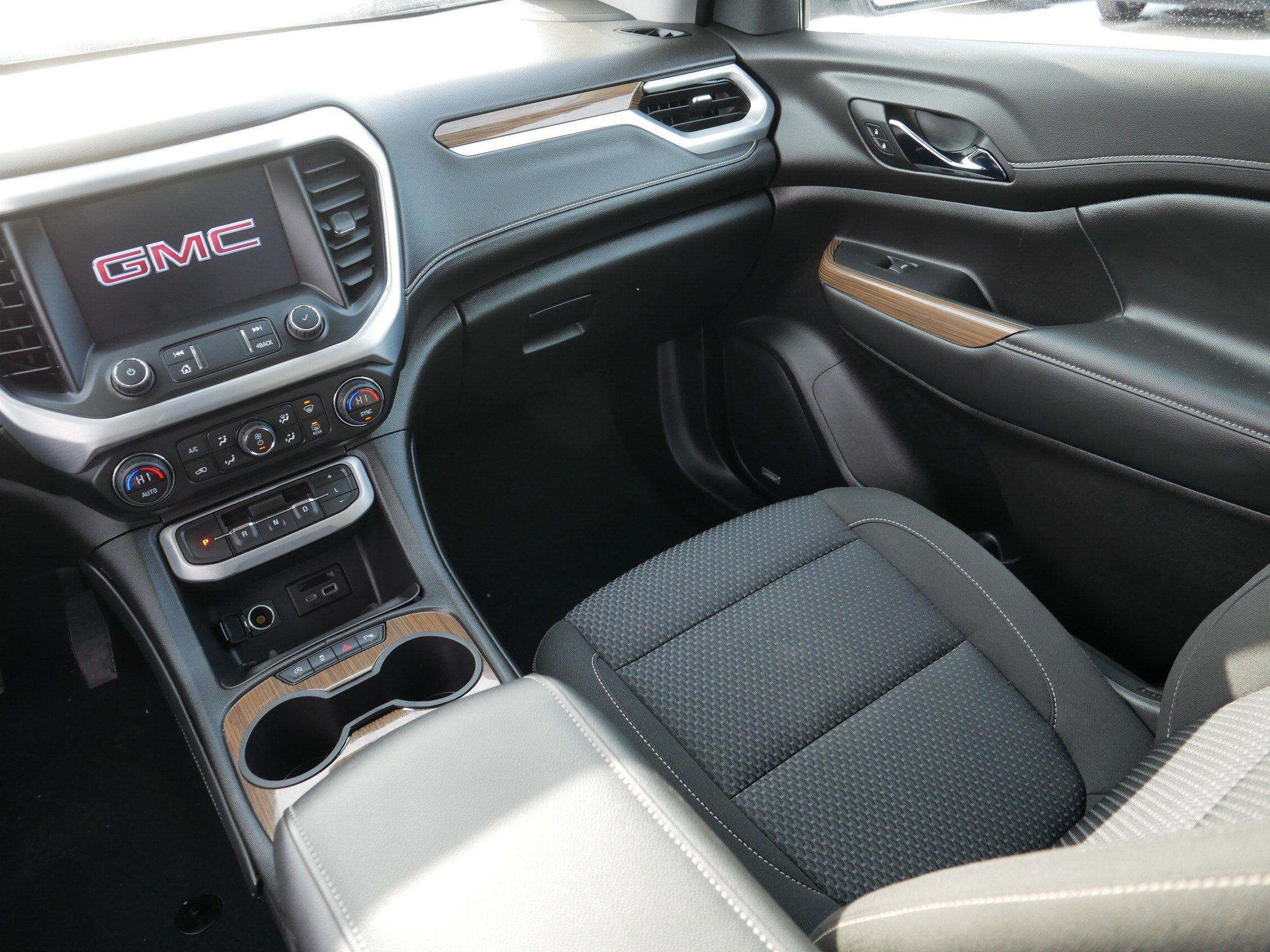 Used 2023 GMC Acadia SLE w/ Driver Convenience Package image 11