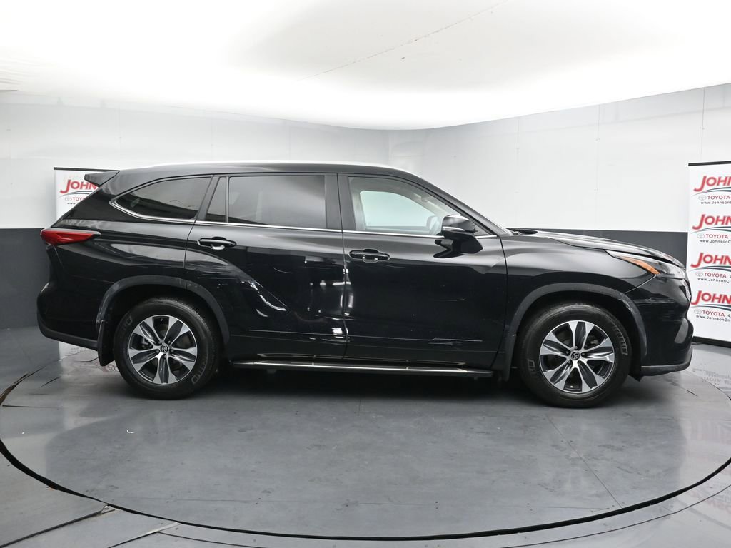 Used 2023 Toyota Highlander XLE AWD/4WD image 9