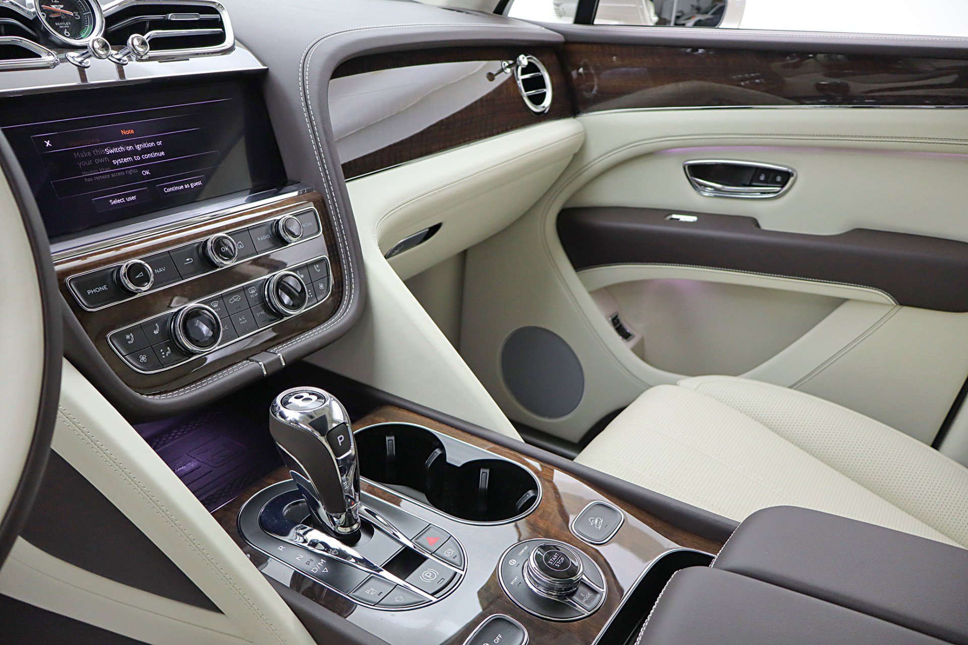 Used 2024 Bentley Bentayga Plug-In Hybrid image 45