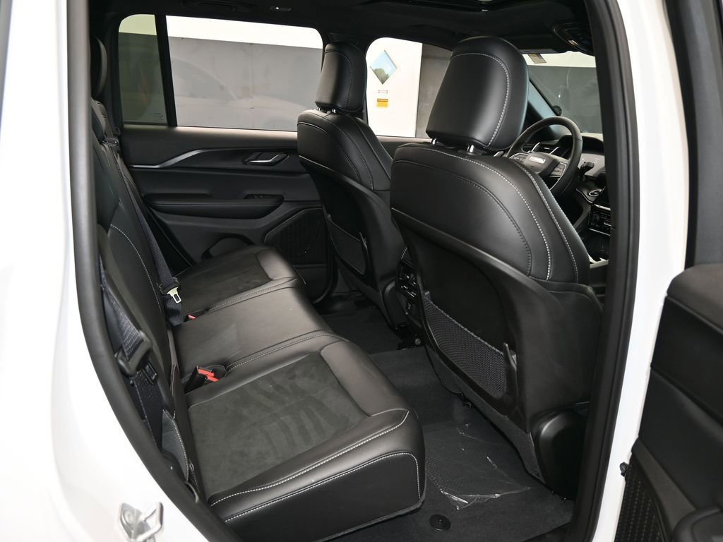 Used 2025 Jeep Grand Cherokee Altitude image 42