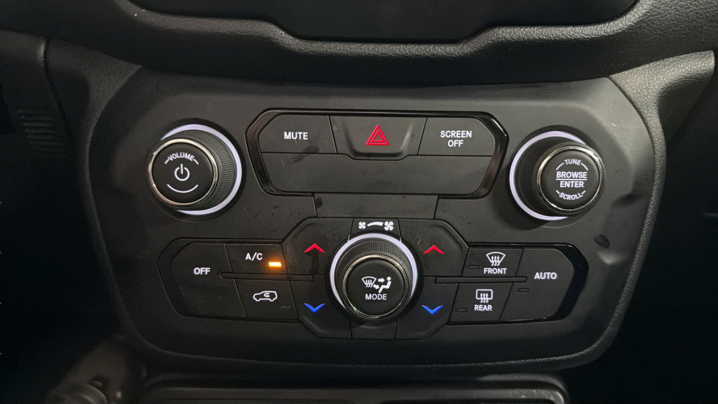 Used 2020 Jeep Renegade Latitude w/ Cold Weather Group FWD image 26