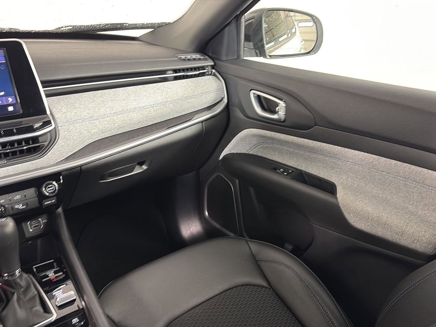 Used 2025 Jeep Compass Latitude image 19