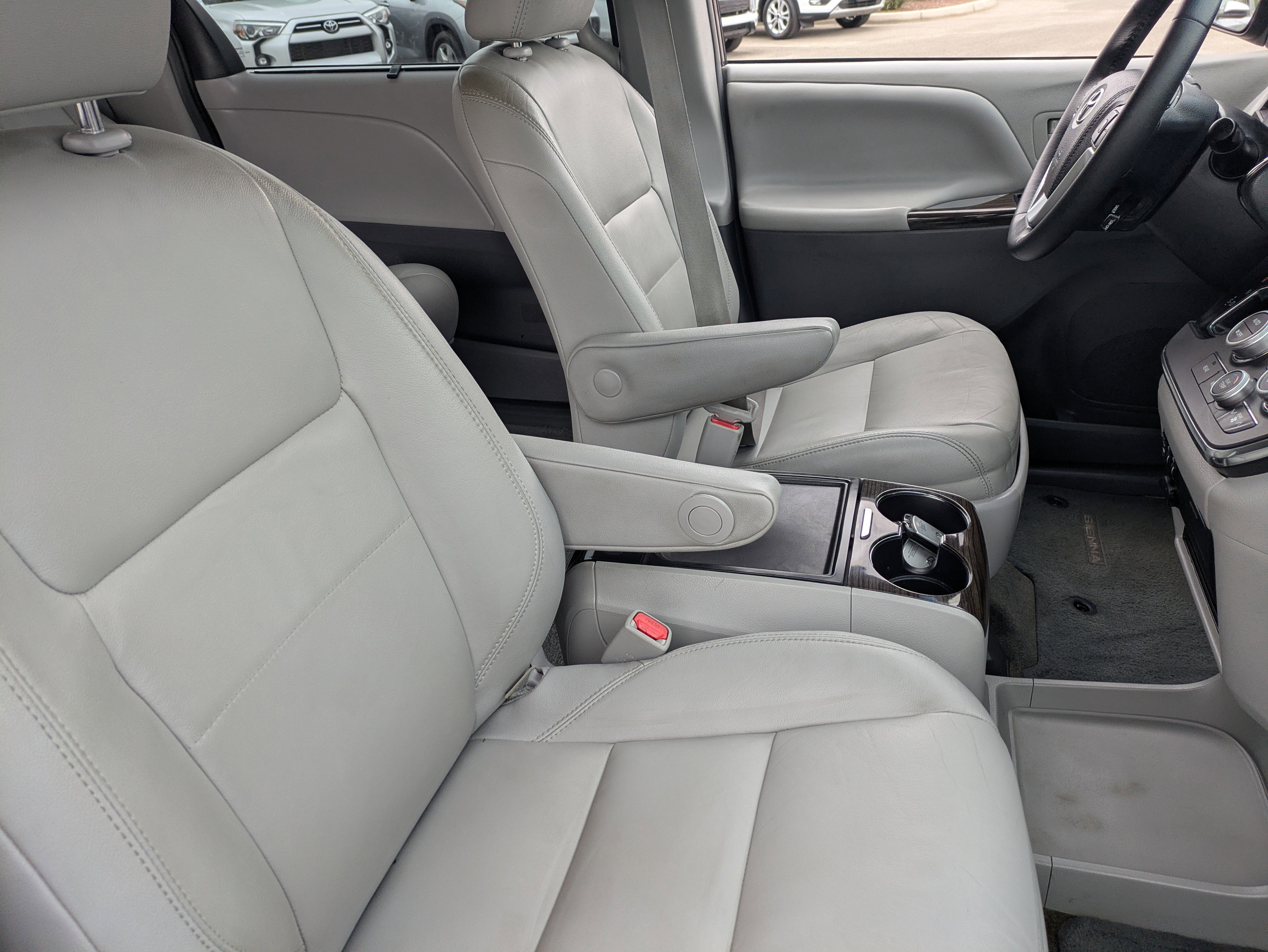 Used 2017 Toyota Sienna XLE w/ XLE Navigation Package FWD image 11
