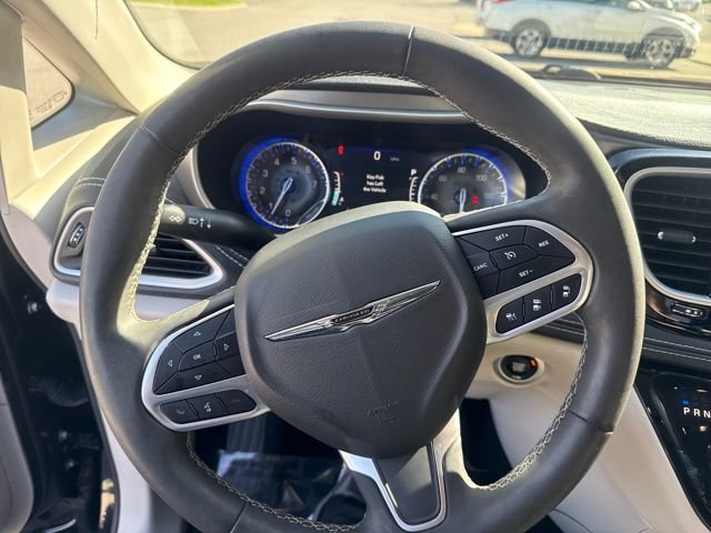 Used 2023 Chrysler Pacifica Touring-L image 11