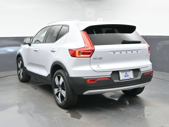 Used 2022 Volvo XC40 T4 Momentum FWD image 8