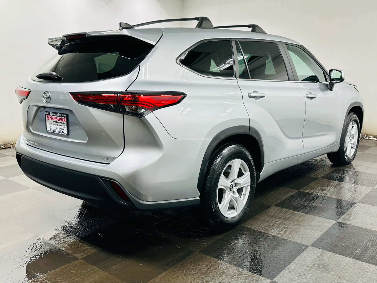 Certified 2023 Toyota Highlander LE image 6