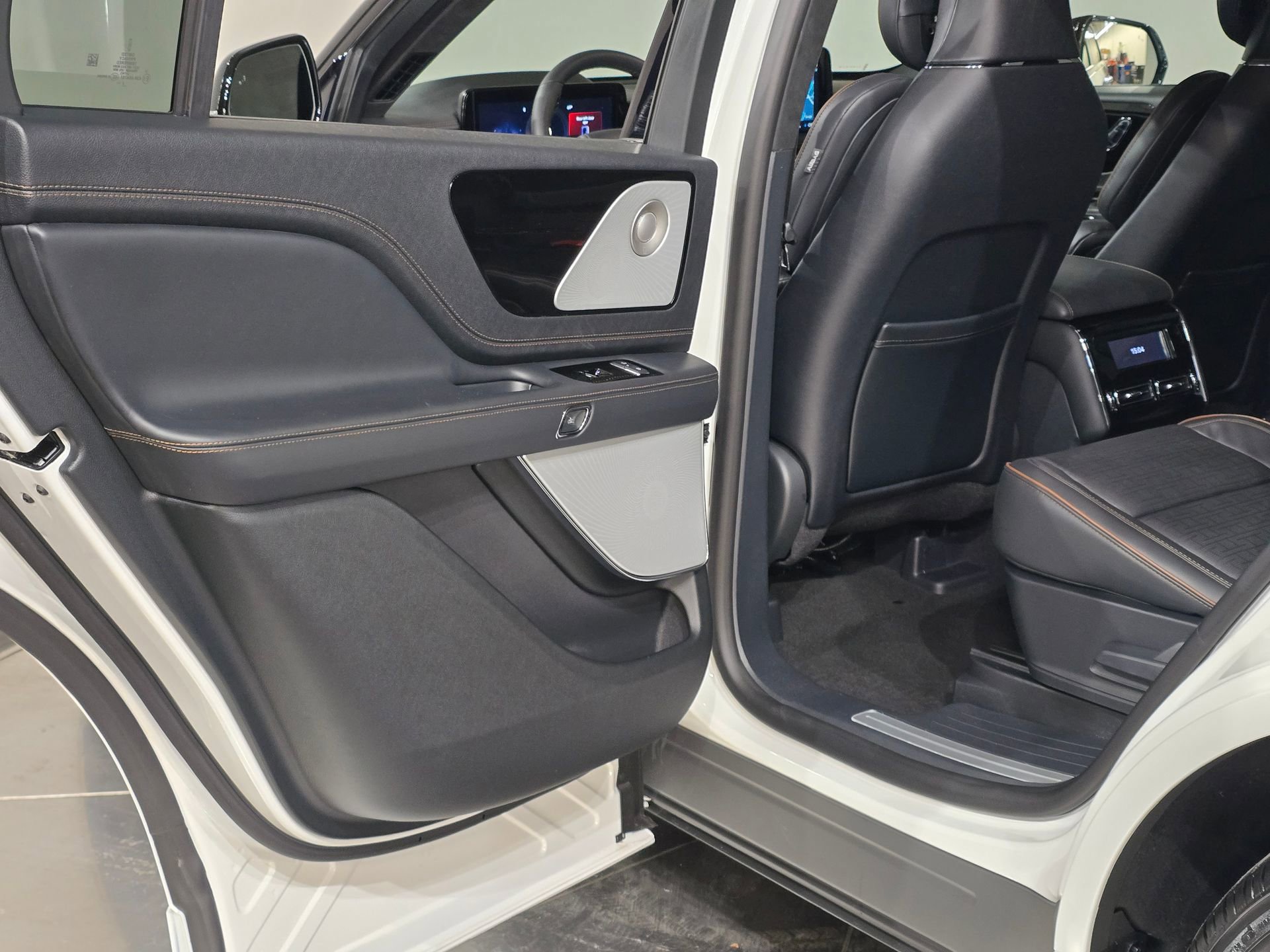 New 2026 Lincoln Aviator Black Label w/ Jet Appearance Package image 36