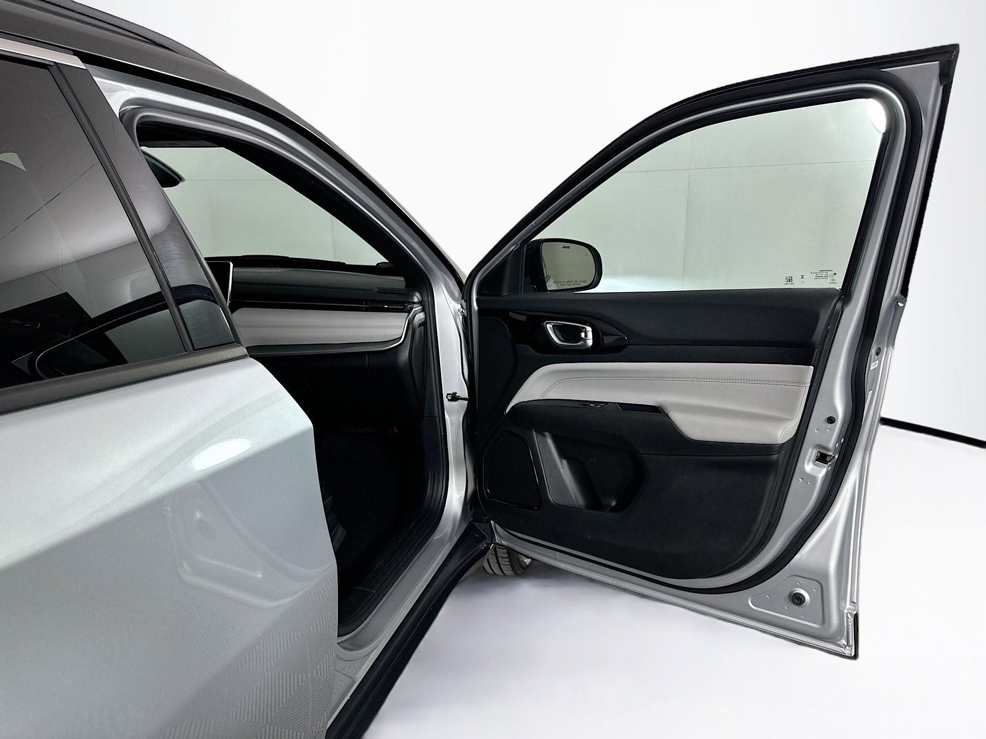 Used 2025 Jeep Compass Limited image 31