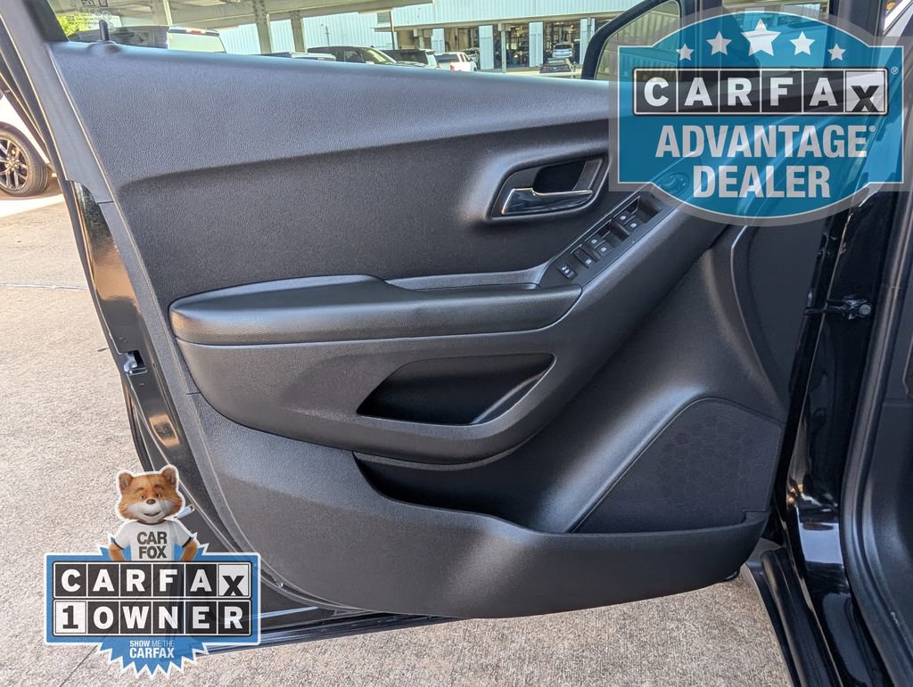 Certified 2022 Chevrolet Trax LT w/ Midnight Edition FWD image 14