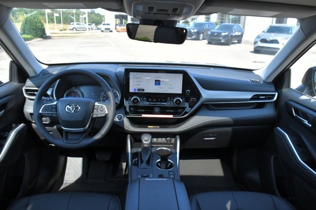Used 2025 Toyota Highlander XLE image 12