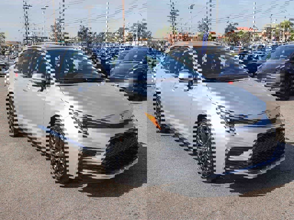 Used 2025 Toyota Corolla SE image 3