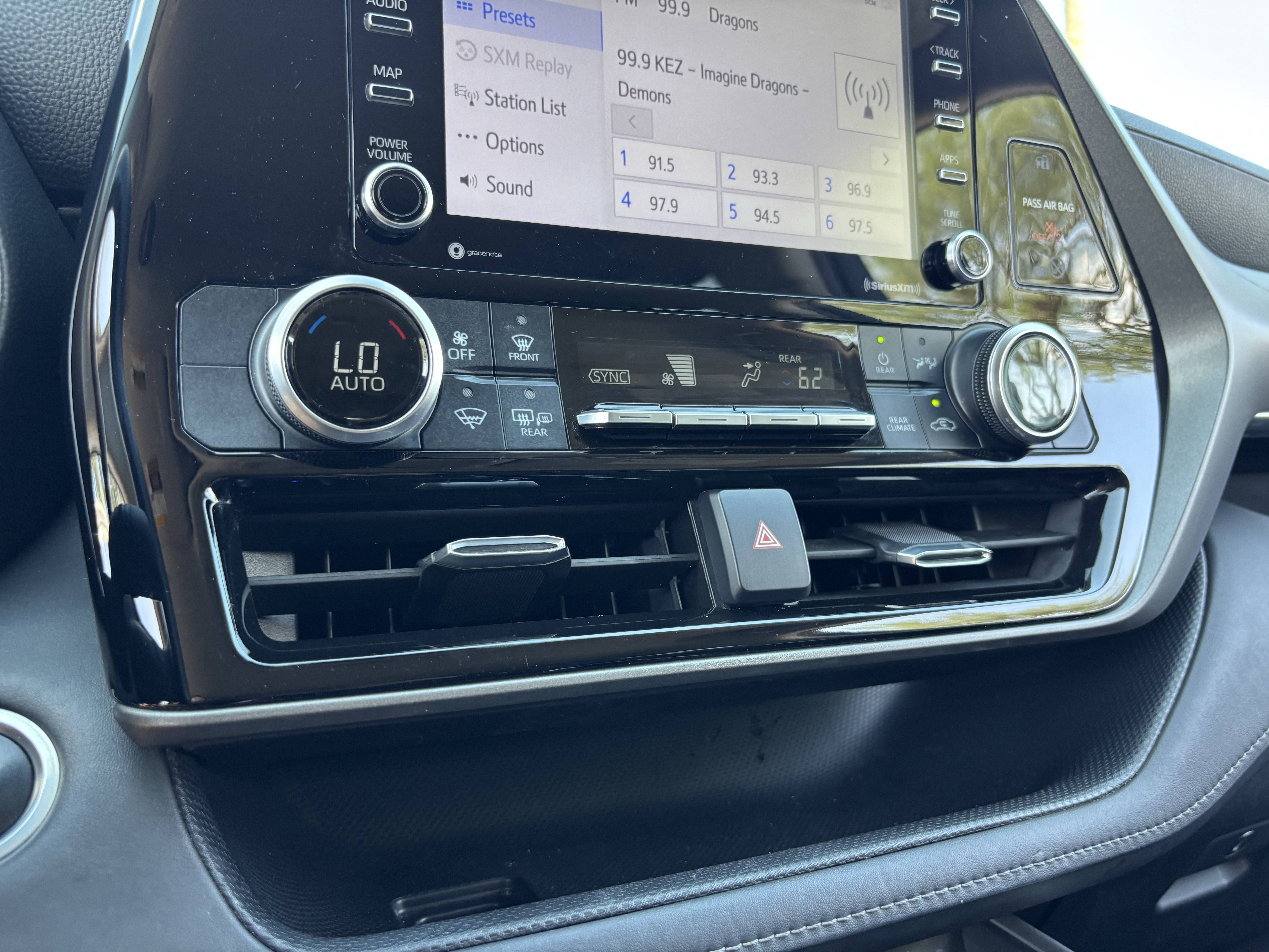 Used 2021 Toyota Highlander L FWD image 22
