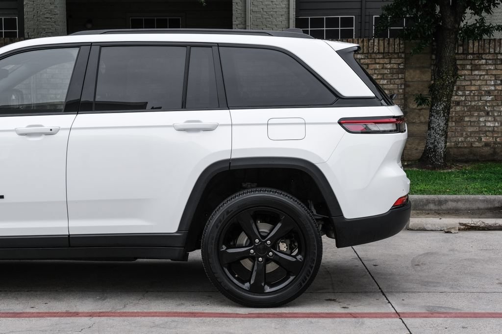 Used 2023 Jeep Grand Cherokee Altitude AWD/4WD image 22