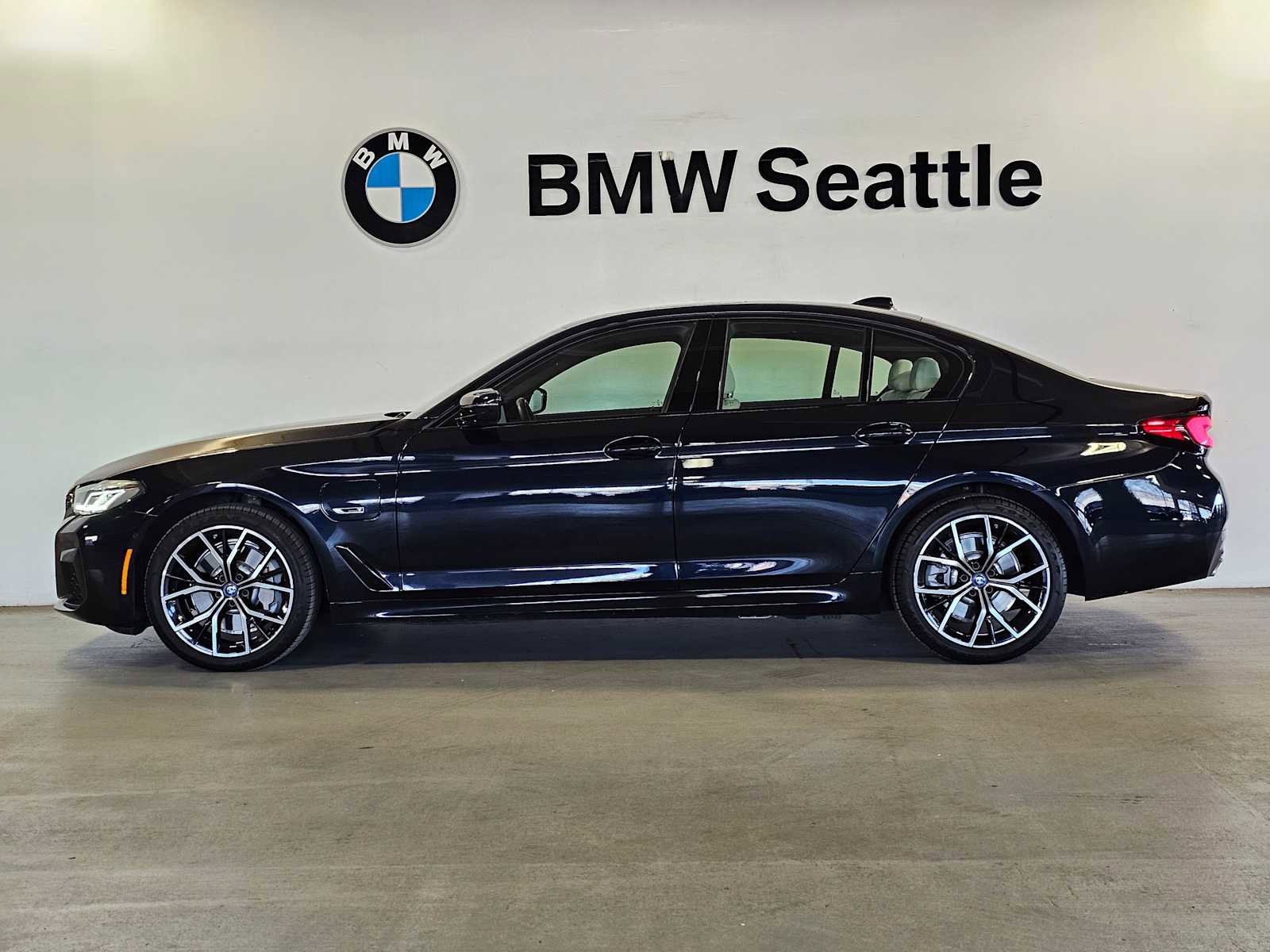 Used 2023 BMW 530e w/ M Sport Package image 3