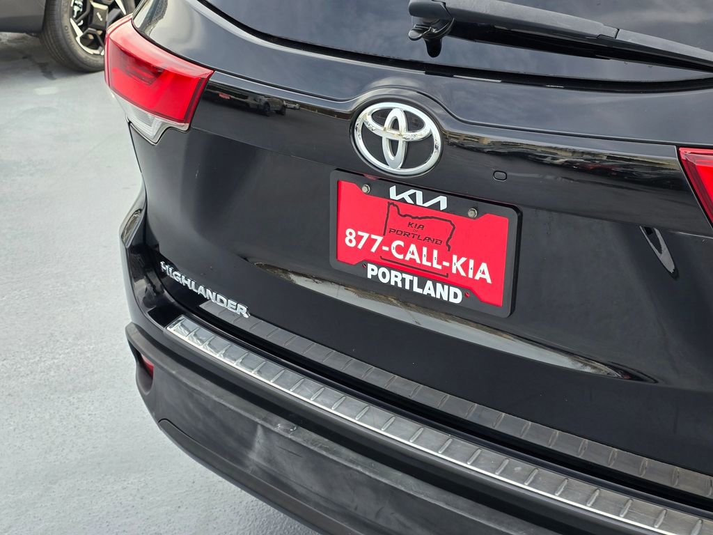 Used 2018 Toyota Highlander SE image 16