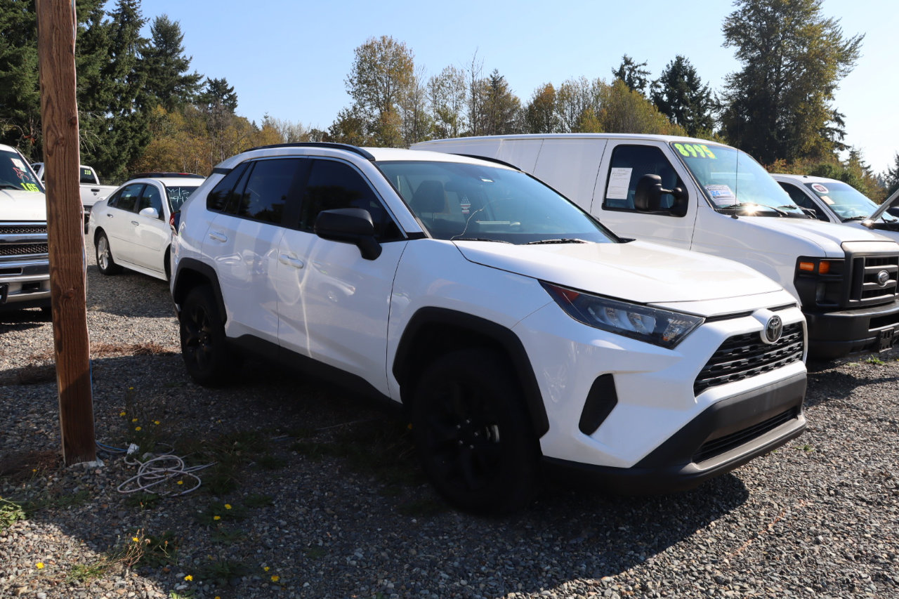 Used 2021 Toyota RAV4 LE image 2