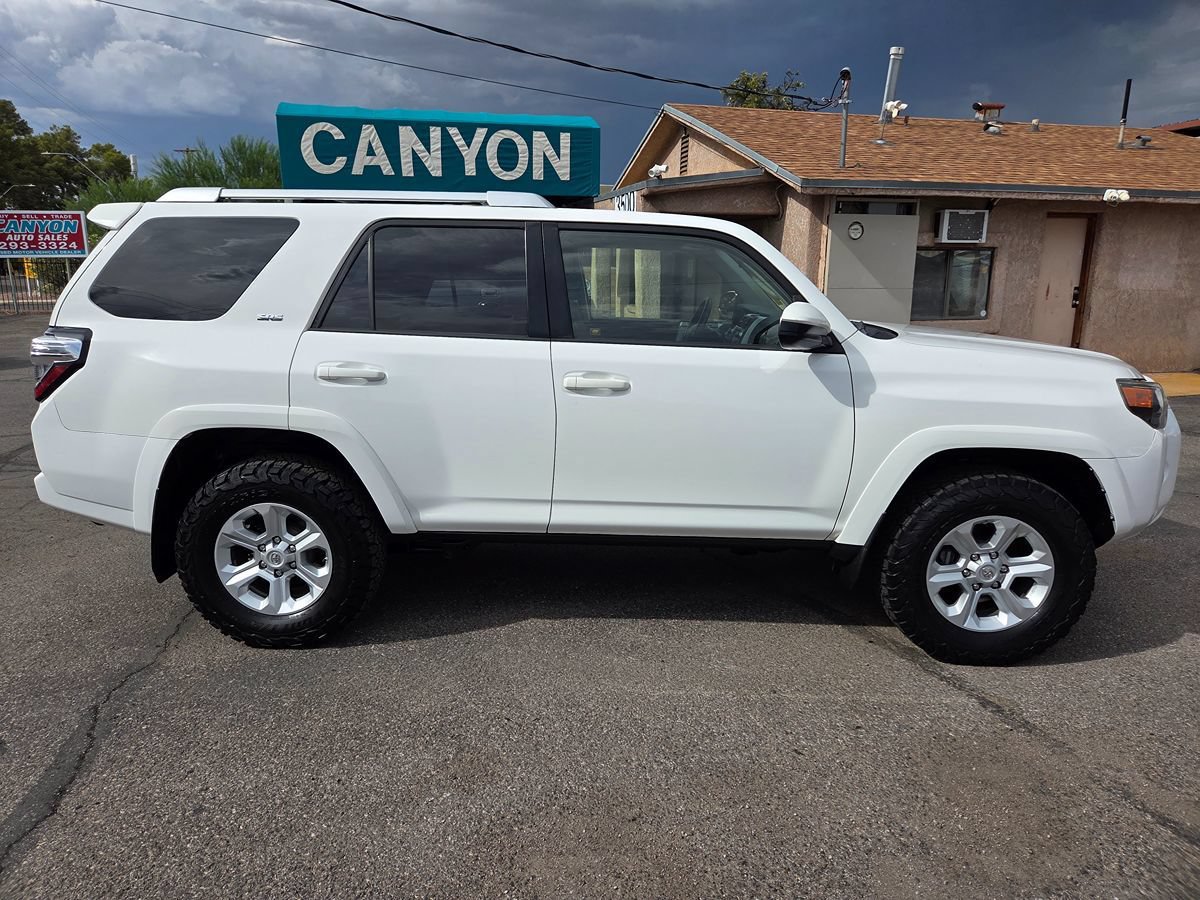 Used 2018 Toyota 4Runner SR5 AWD/4WD image 4