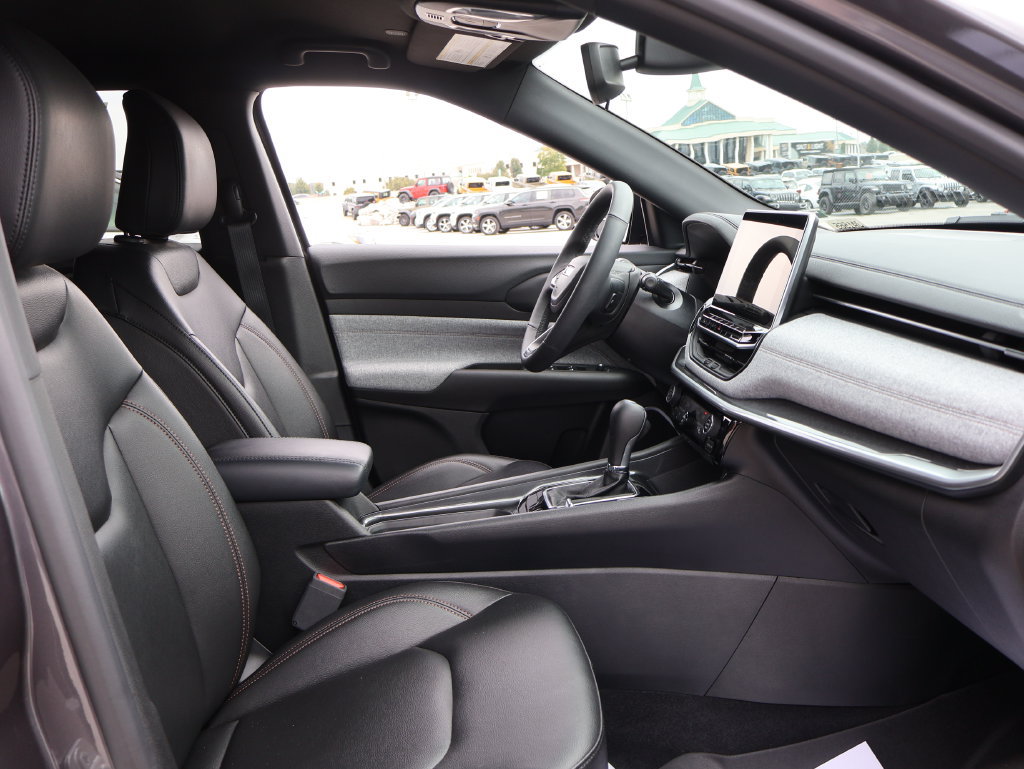 Used 2024 Jeep Compass Latitude AWD/4WD image 8