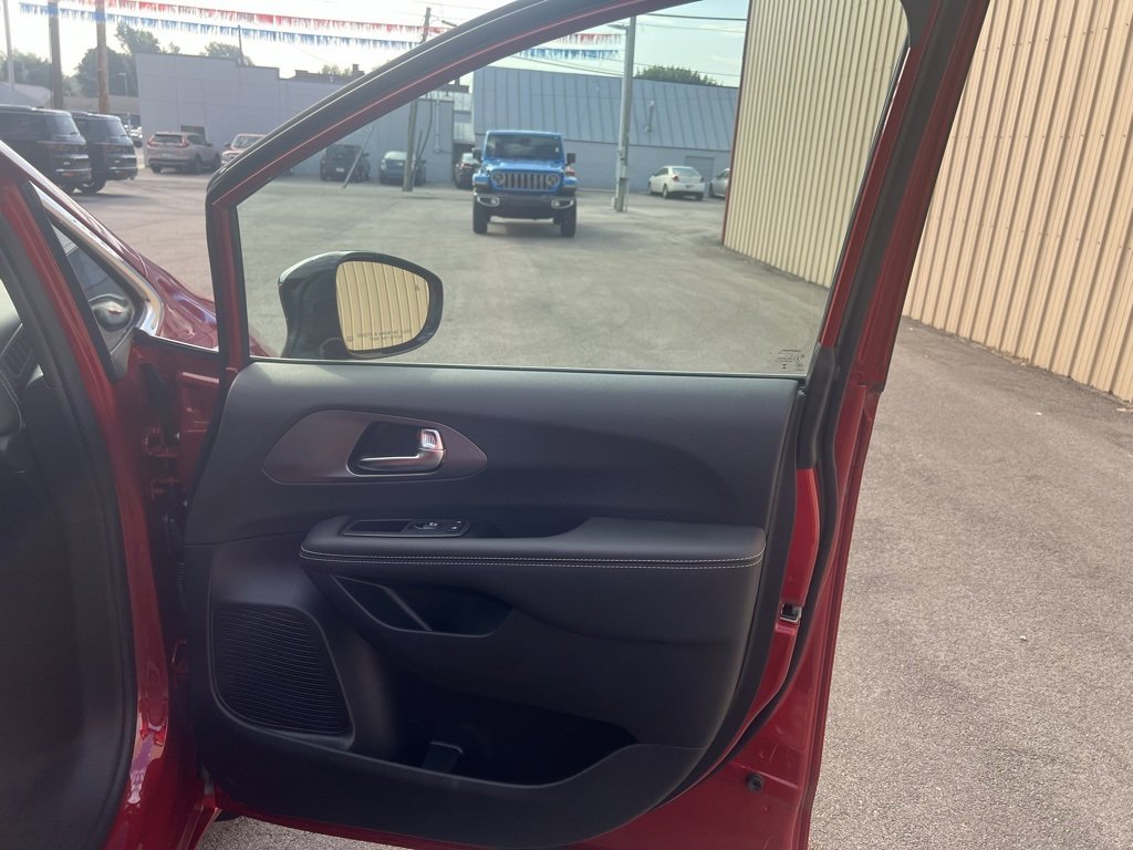 New 2025 Chrysler Pacifica Select image 28