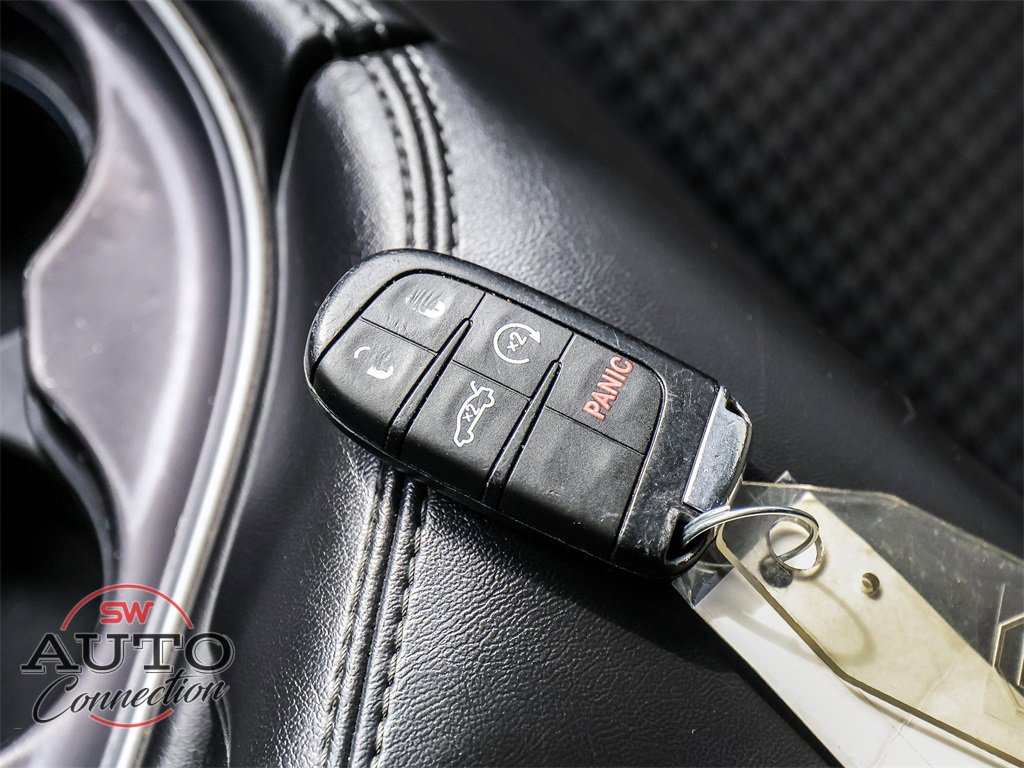 Used 2019 Dodge Challenger SXT image 27