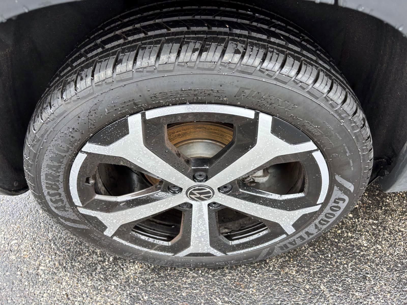 Used 2025 Volkswagen Taos SEL image 10