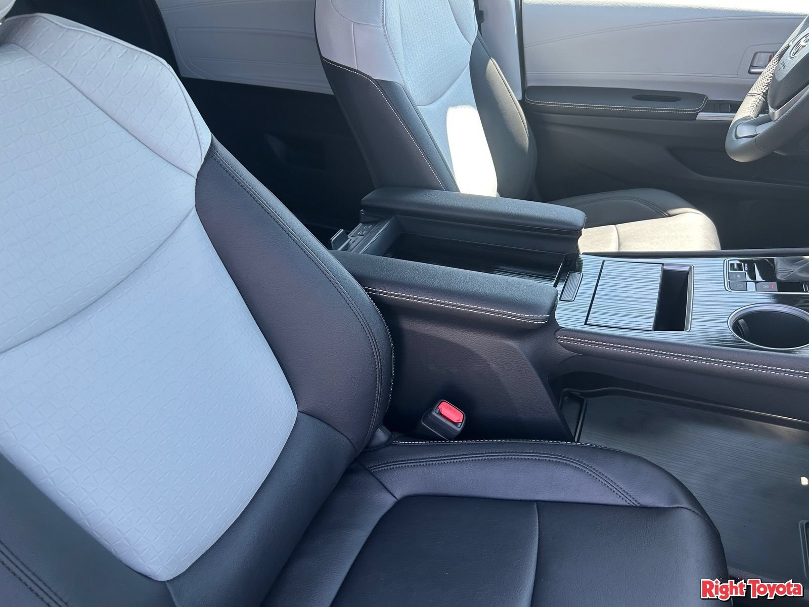 New 2026 Toyota Sienna XSE AWD/4WD image 8