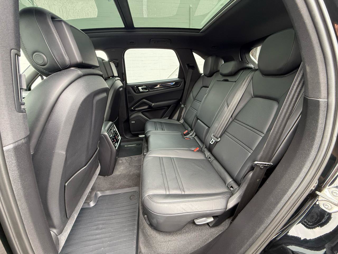 Used 2019 Porsche Cayenne E-Hybrid AWD/4WD image 3