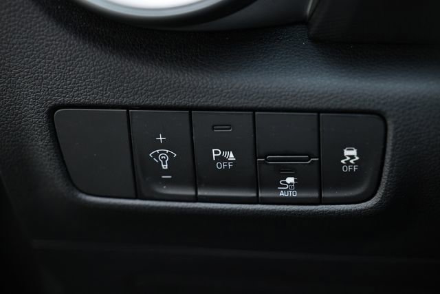 Used 2023 Hyundai Kona Limited image 17