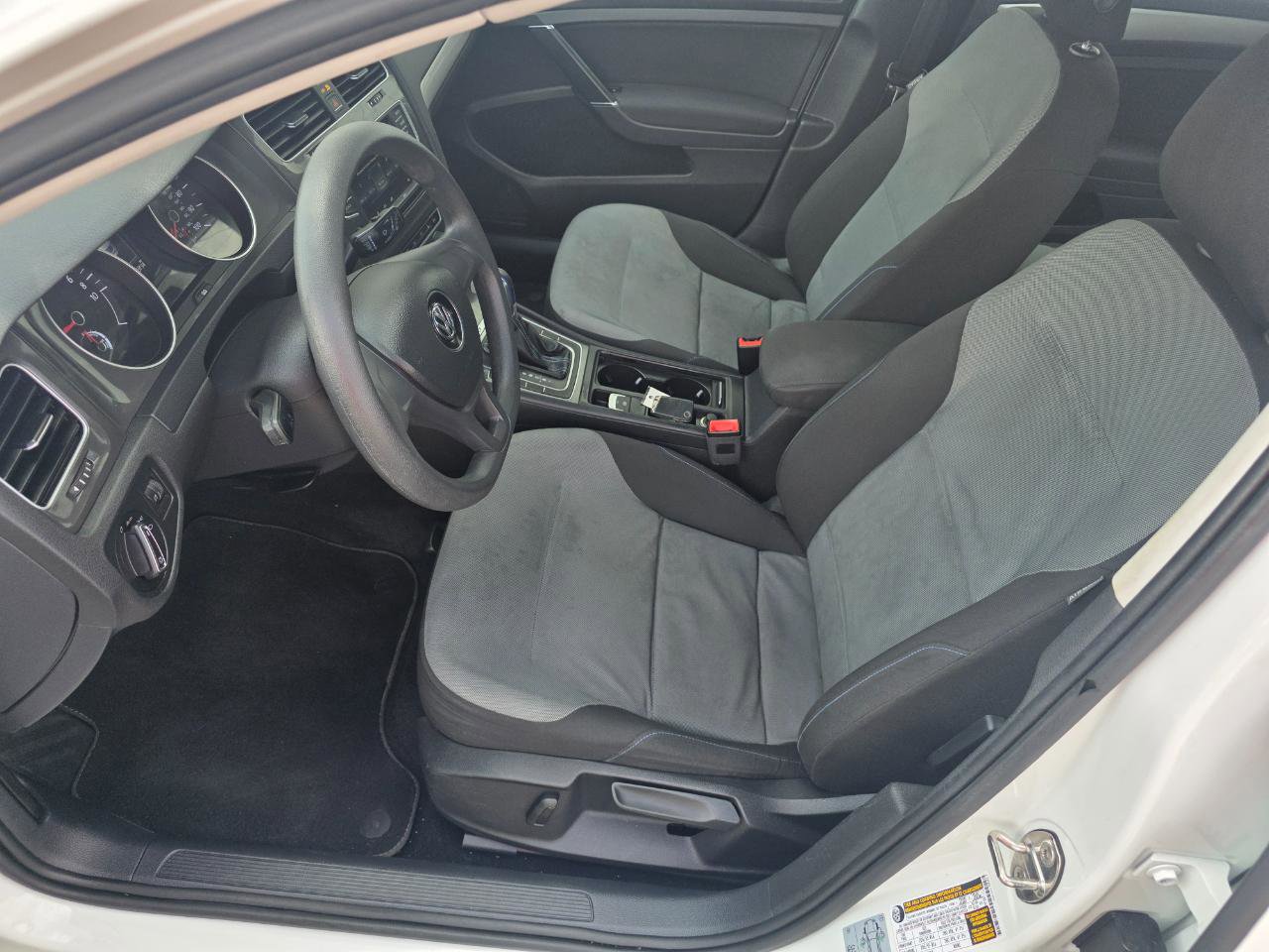 Used 2016 Volkswagen e-Golf SE w/ DC Fast Charging Package FWD image 34
