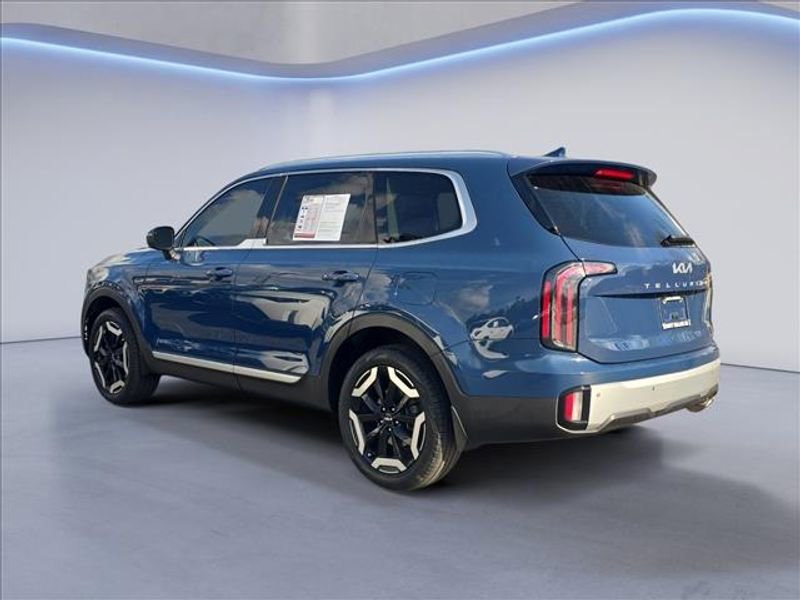 Used 2023 Kia Telluride EX w/ EX Captain's Chair Package image 3