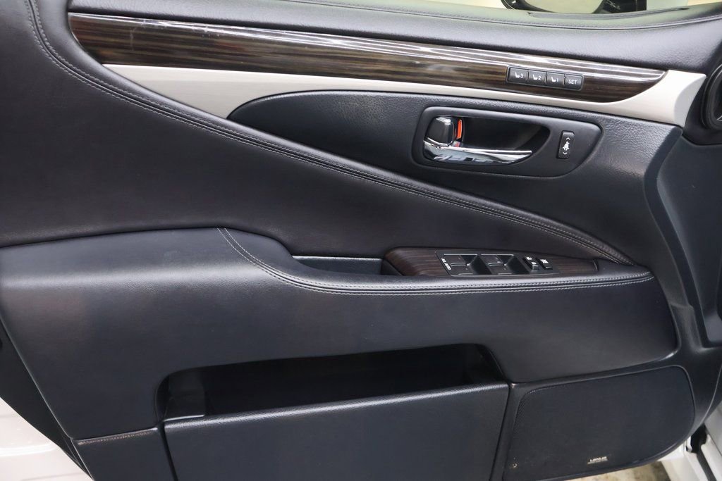 Used 2016 Lexus LS 460 w/ Comfort Package RWD image 16