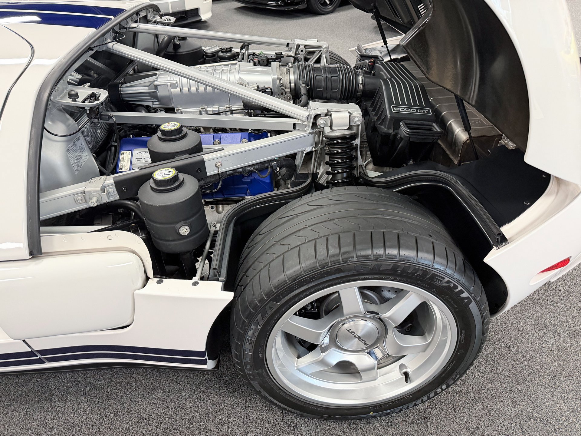 Used 2005 Ford GT RWD image 17