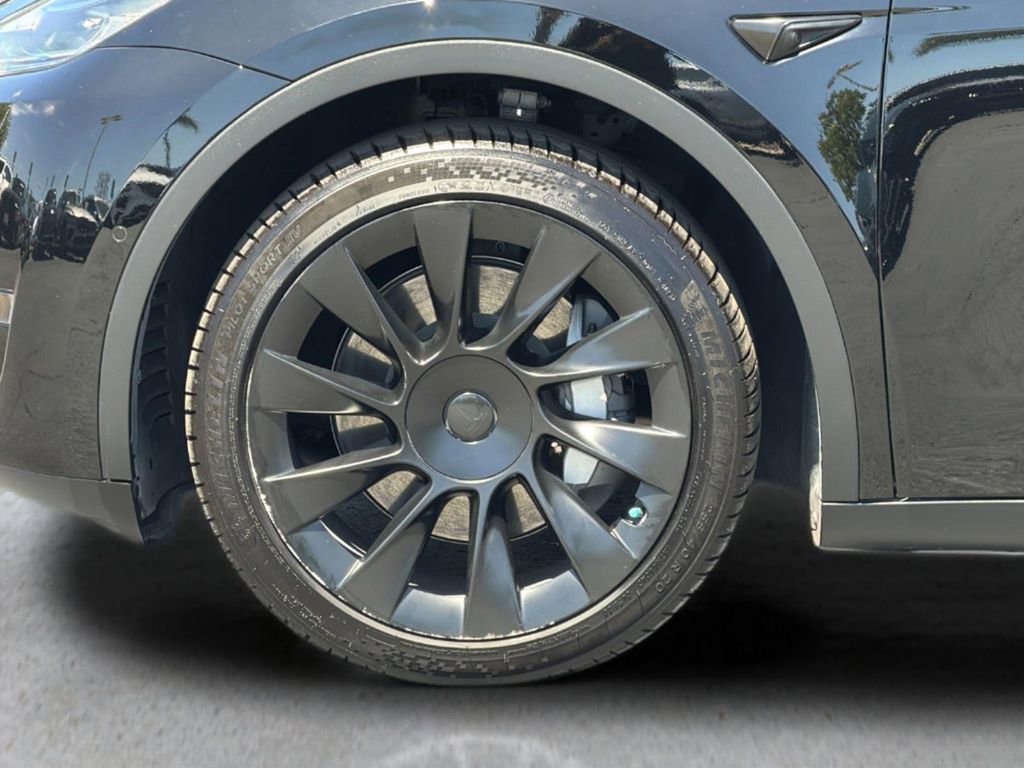 Used 2022 Tesla Model Y Long Range image 25