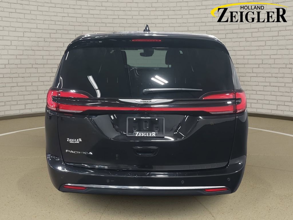 Used 2025 Chrysler Pacifica Select image 6