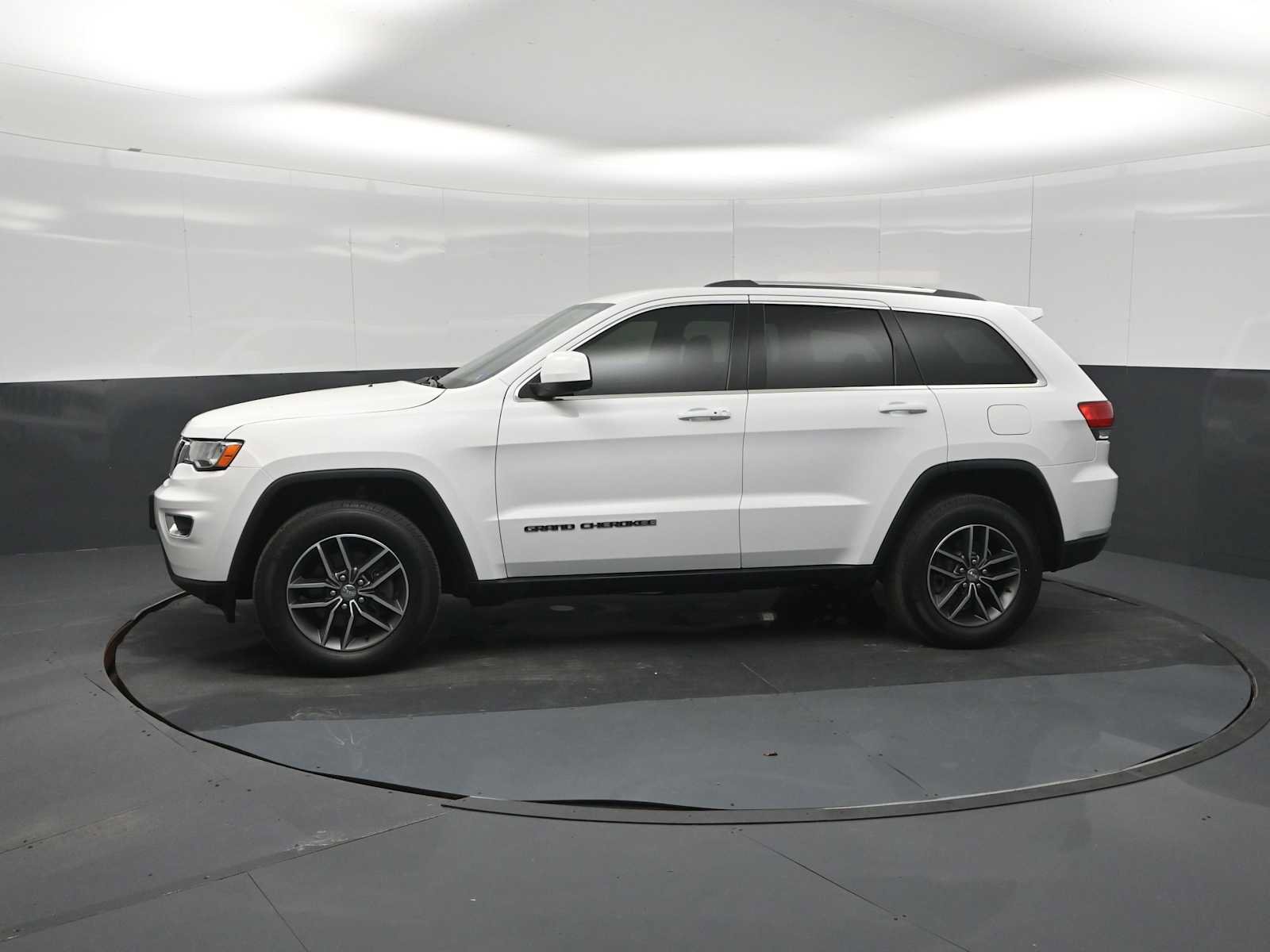 Used 2018 Jeep Grand Cherokee Laredo AWD/4WD image 4