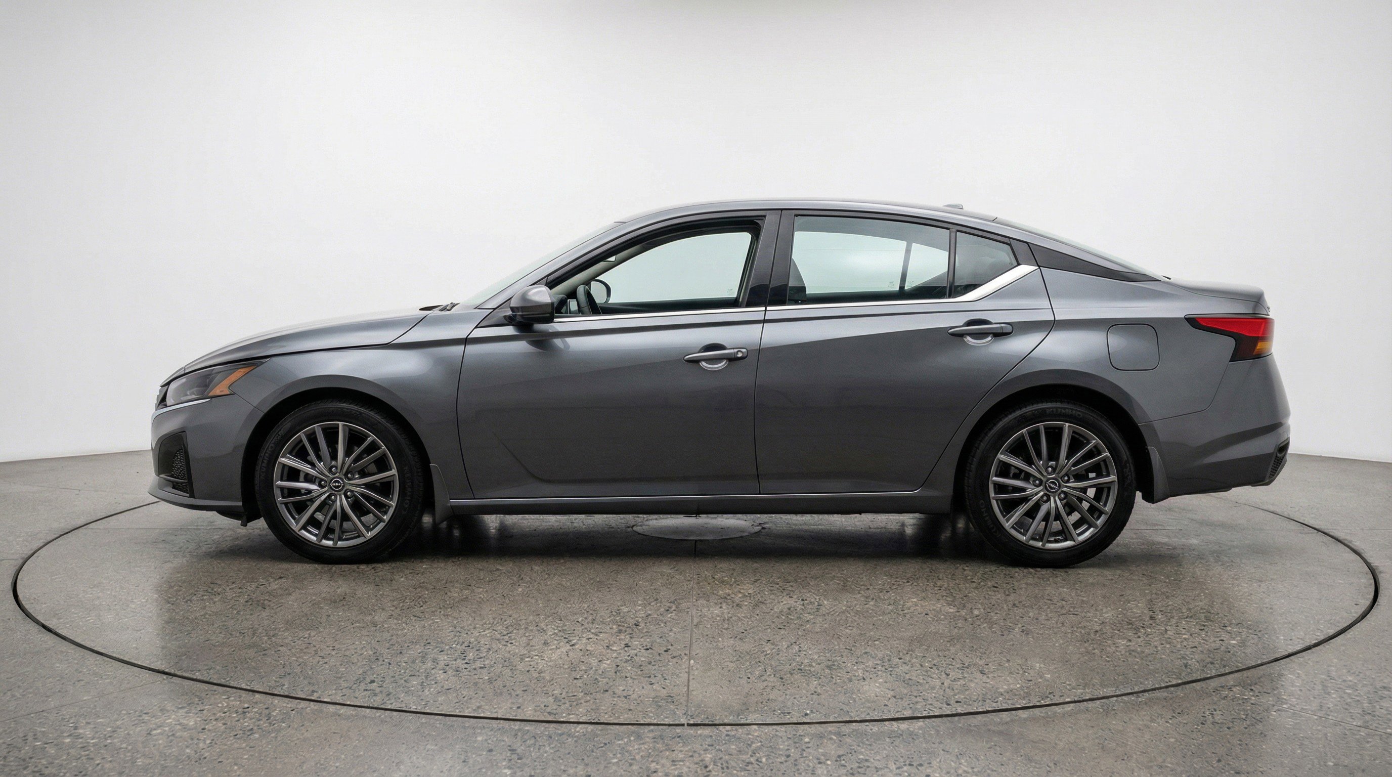 Used 2025 Nissan Altima 2.5 SV image 5