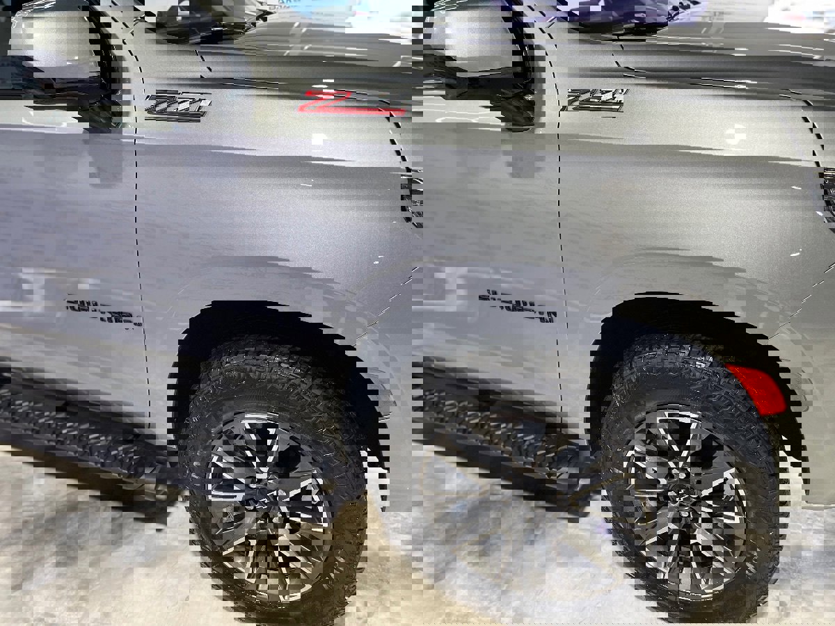 Used 2024 Chevrolet Suburban Z71 image 7