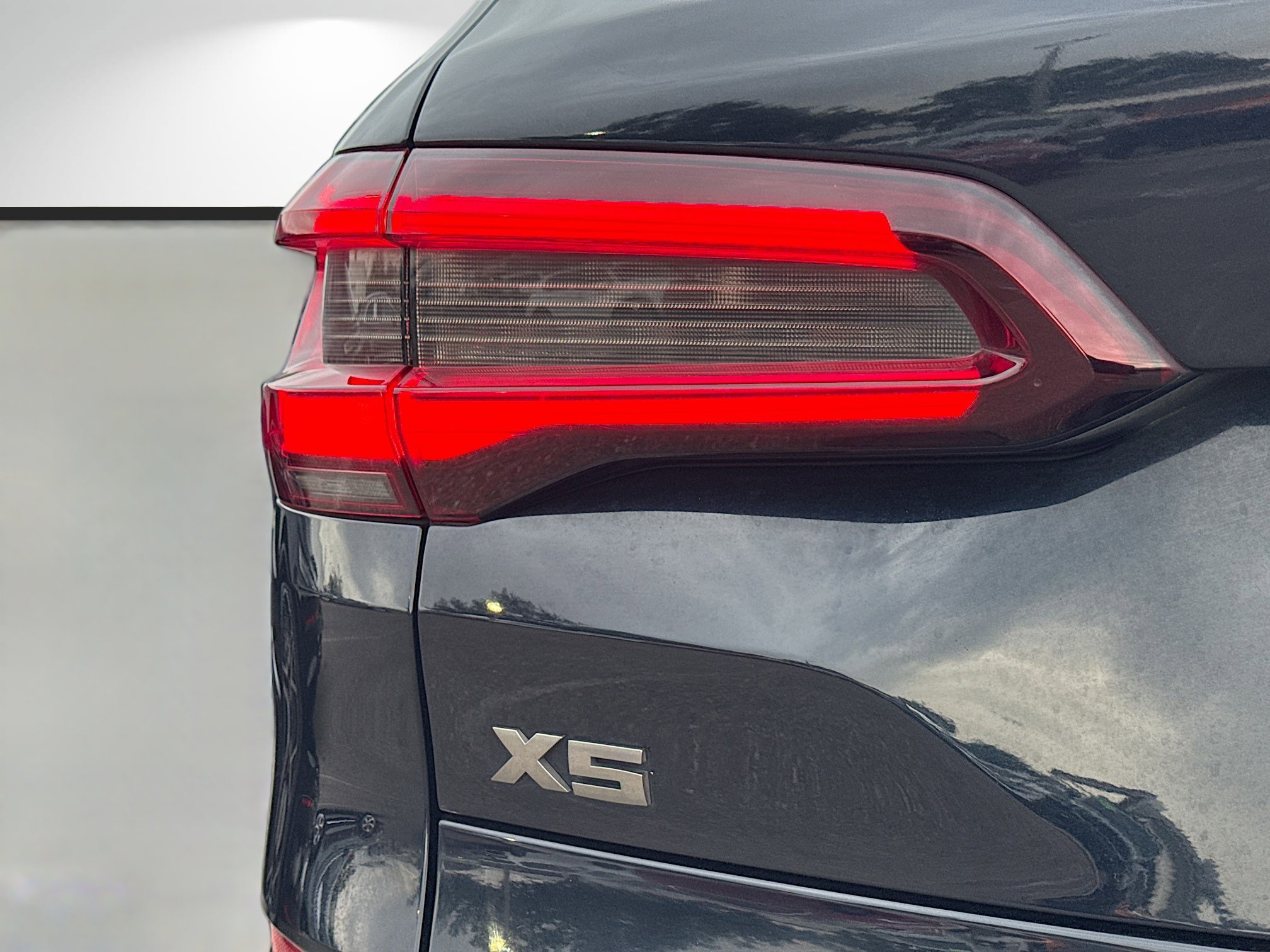 Used 2021 BMW X5 M50i w/ Executive Package image 10