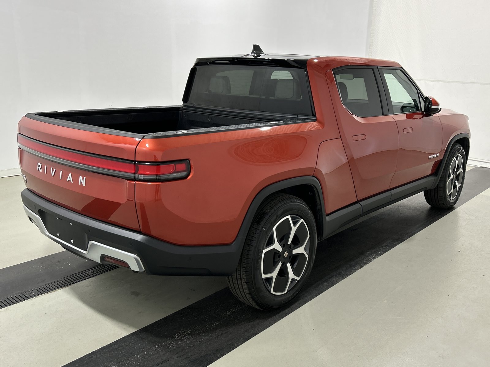 Used 2024 Rivian R1T Adventure Dual AWD/4WD image 5