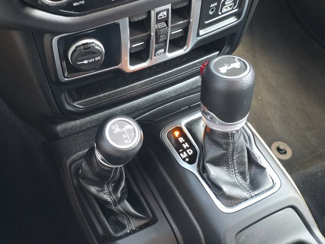 Used 2025 Jeep Wrangler Unlimited Sahara AWD/4WD image 16