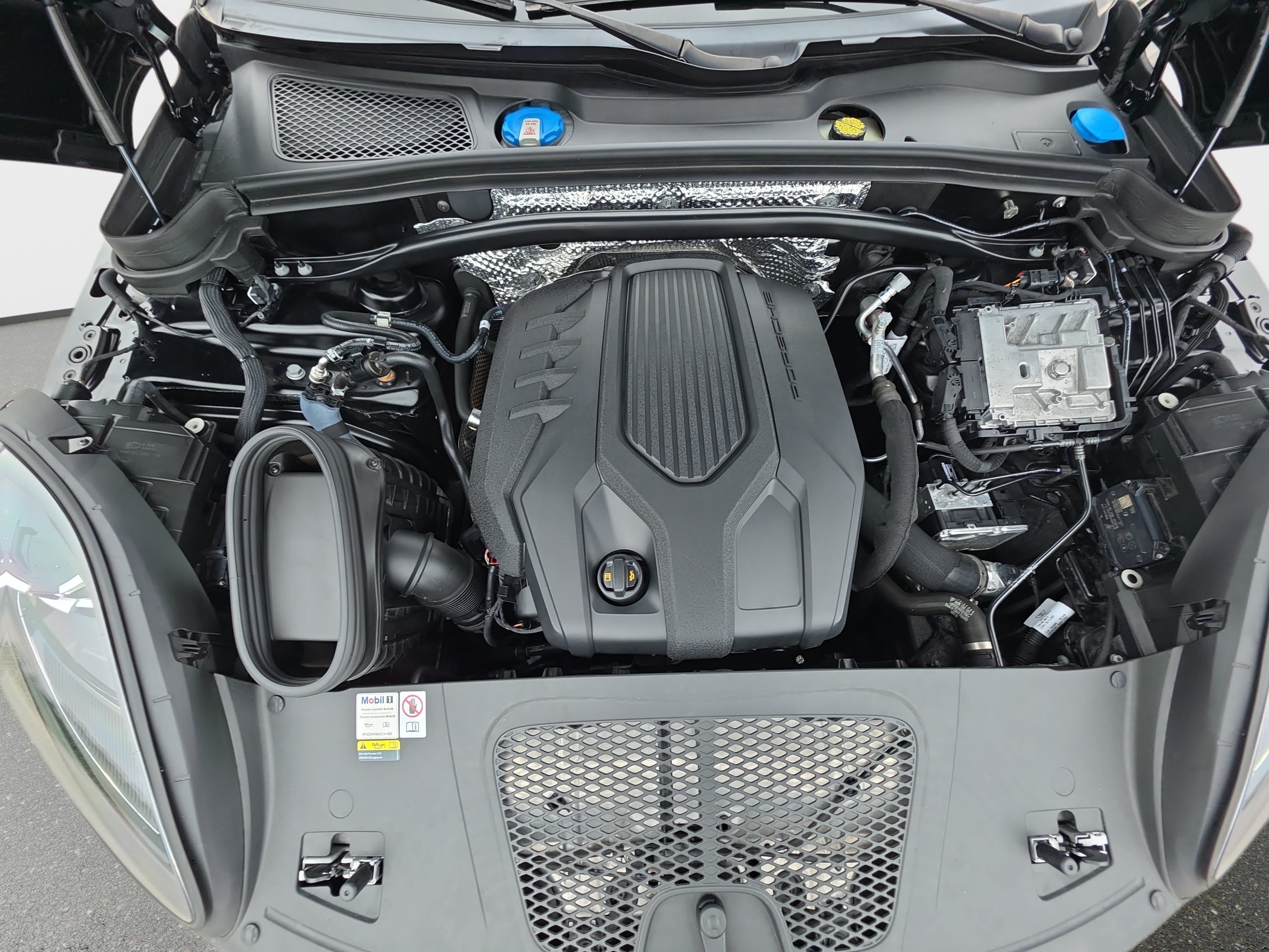 Used 2023 Porsche Macan Turbo AWD/4WD image 31