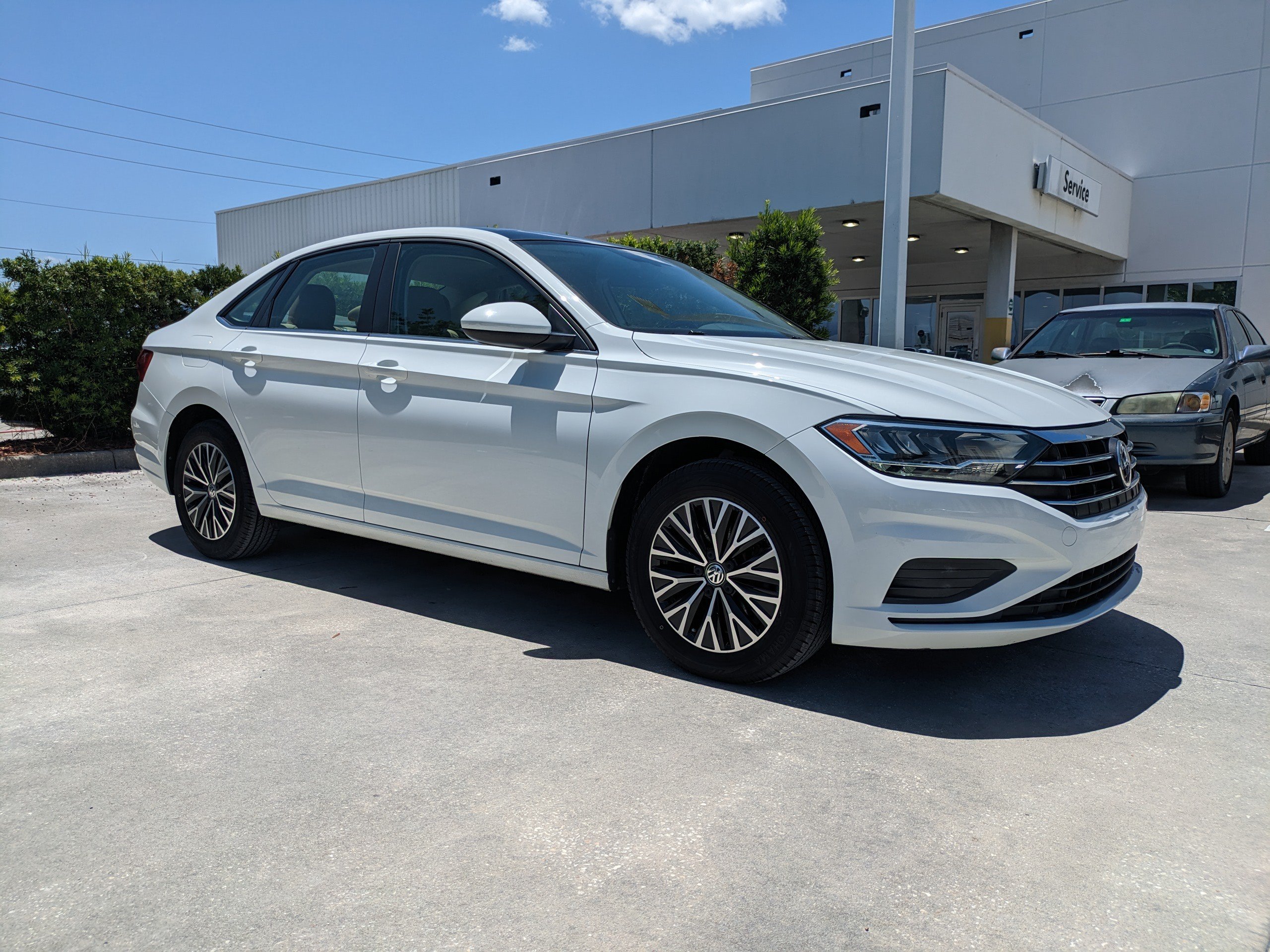 Used 2019 Volkswagen Jetta SE w/ Cold Weather Package FWD image 2