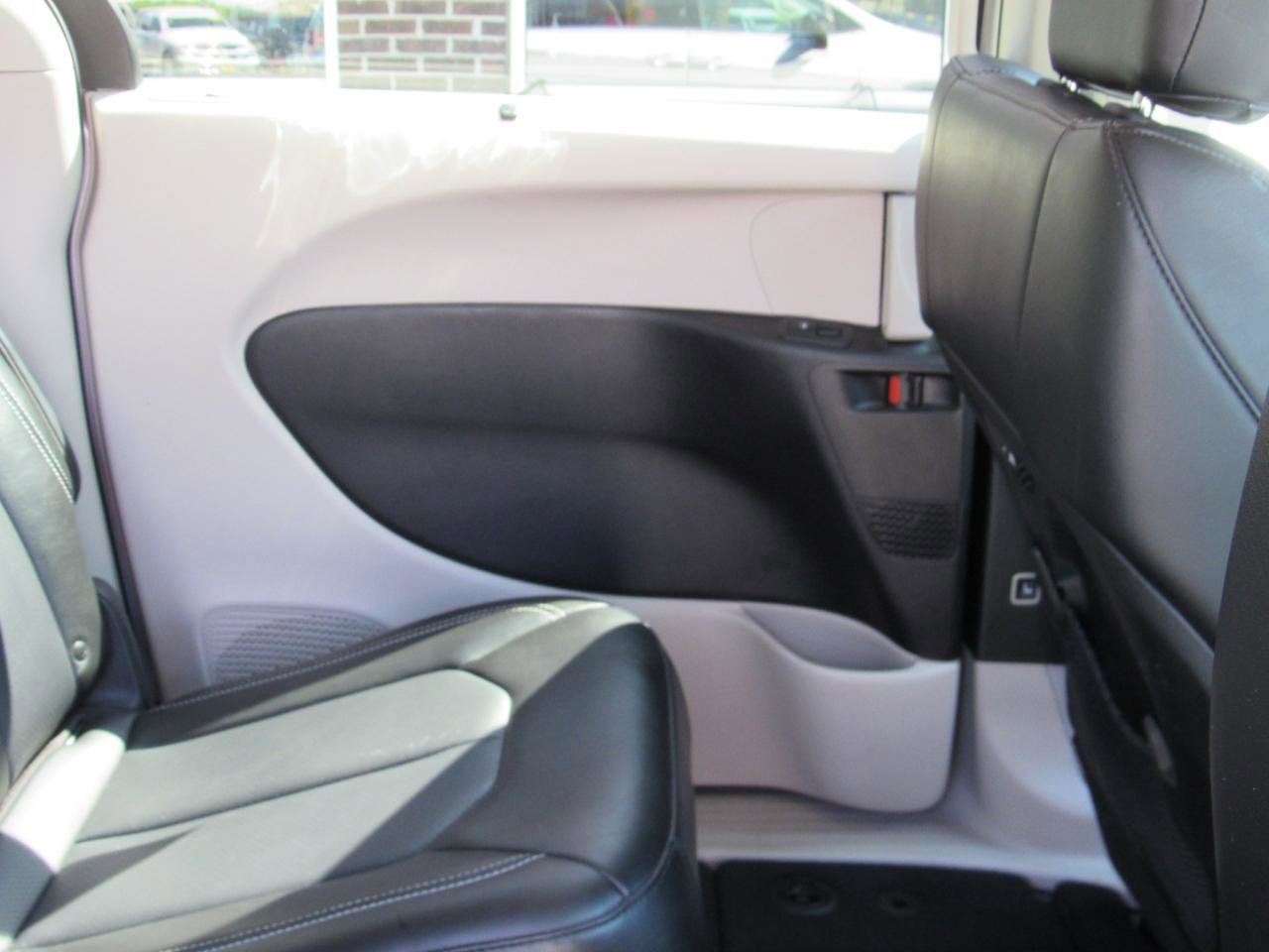 Used 2024 Chrysler Pacifica Touring-L FWD image 36