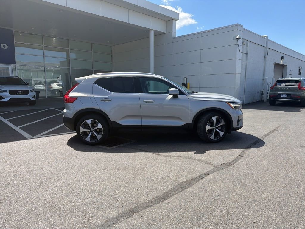 Used 2025 Volvo XC40 B5 Plus image 2