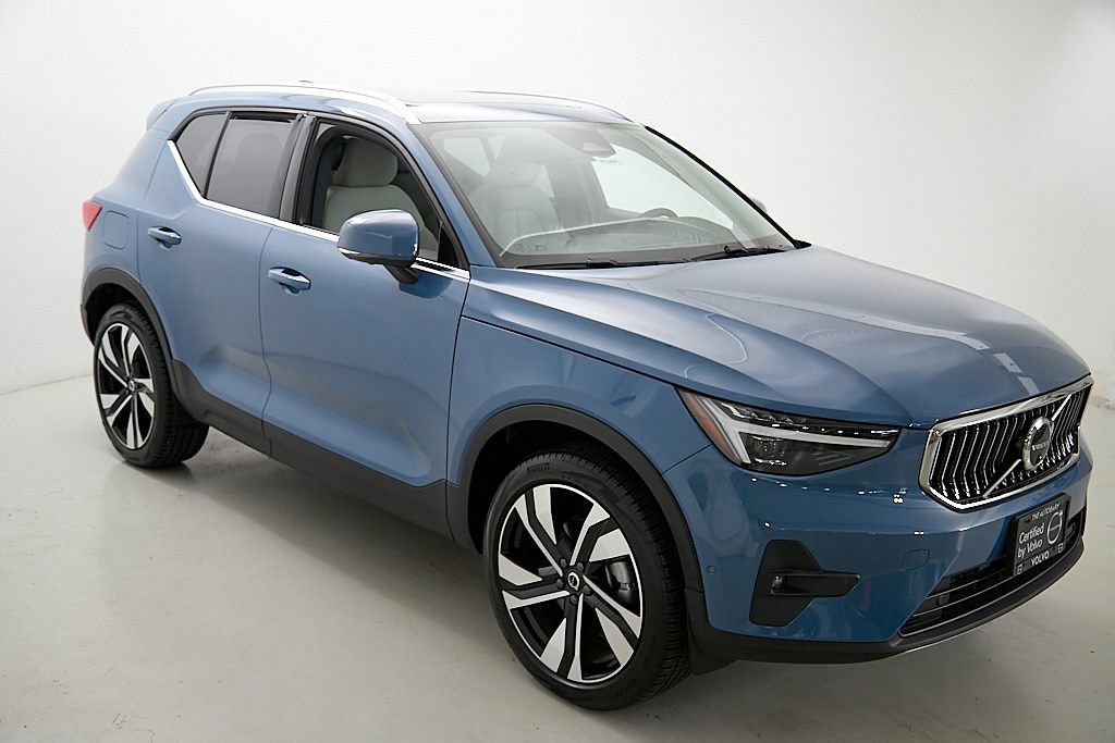 Certified 2025 Volvo XC40 B5 Ultra AWD/4WD image 4