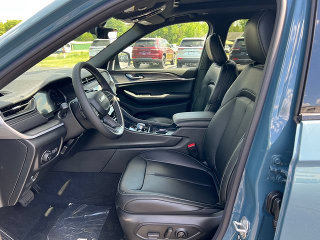 New 2026 Jeep Grand Cherokee L Limited w/ Limited Altitude Package AWD/4WD image 4