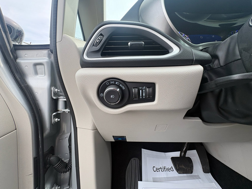 Used 2024 Chrysler Pacifica Touring-L image 9